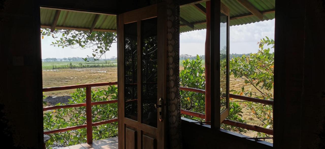 Lake Side View Cabana Tissamaharama Exterior photo